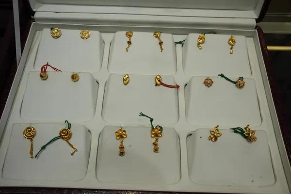 22K Gold Studs Showcase Tray — Siddhivinayak Jewellers