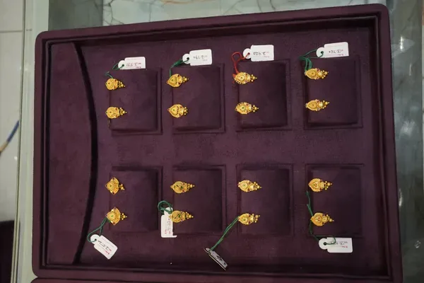 Gold Tops Collection Tray — Siddhivinayak Jewellers