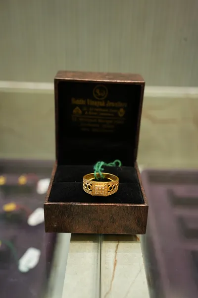 Emerald Center Gold Ring — Siddhivinayak Jewellers