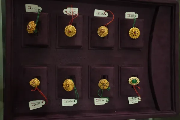 Gold Anguthi Showcase Tray — Siddhivinayak Jewellers