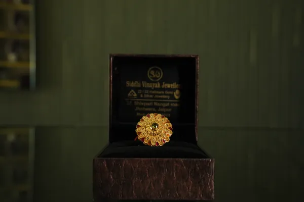 Emerald Floret Gold Ring — Siddhivinayak Jewellers